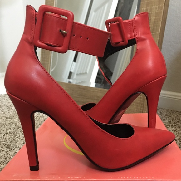 Red high heel - Picture 1 of 4